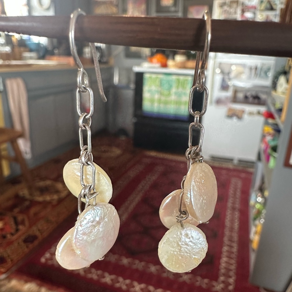 Silver toned chain dangle fresh water pearl earrings. No stamps
